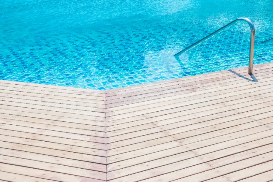 Acqua piscina torbida: l’importanza di usare il flocculante