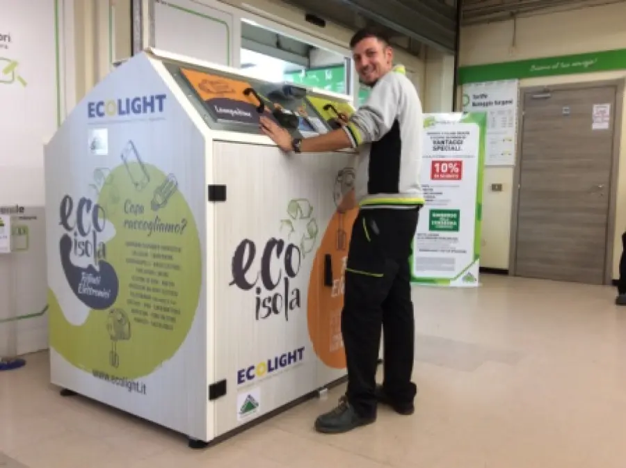 EcoIsola: a Brescia i rifiuti elettronici si portano in negozio