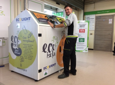 EcoIsola: a Brescia i rifiuti elettronici si portano in negozio