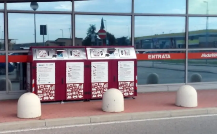 Rifiuti elettronici, il cassonetto per la raccolta arriva in negozio