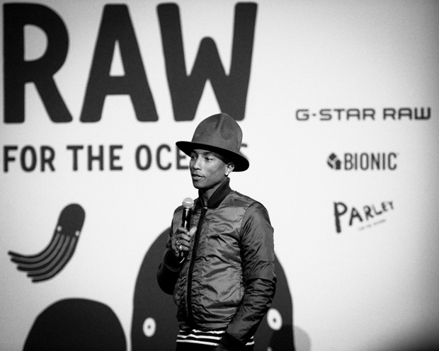 Pharrell Williams trasforma la plastica degli oceani in denim