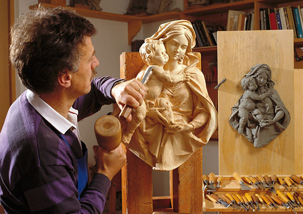 Il fascino del Natale nel presepe ecosostenibile scolpito nel legno