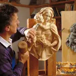 Il fascino del Natale nel presepe ecosostenibile scolpito nel legno