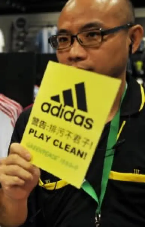 Allarme Greenpeace: gli abiti di alcune note aziende sono tossici