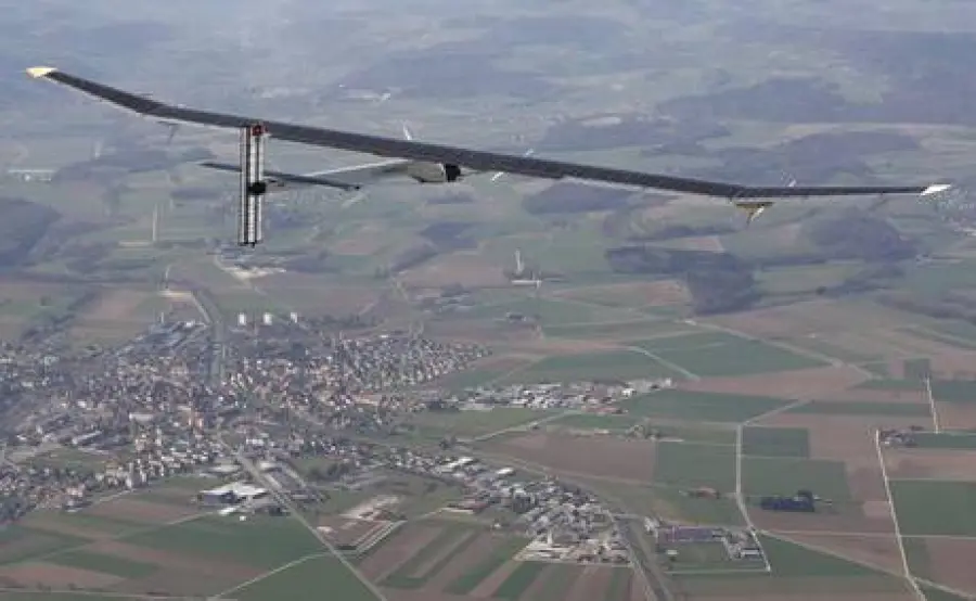 Primo volo storico per aereo alimentato ad energia solare
