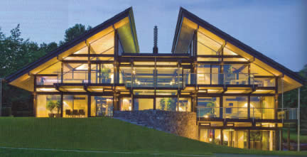 Una casa in legno e vetro, a risparmio energetico