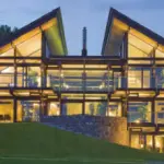 Una casa in legno e vetro, a risparmio energetico